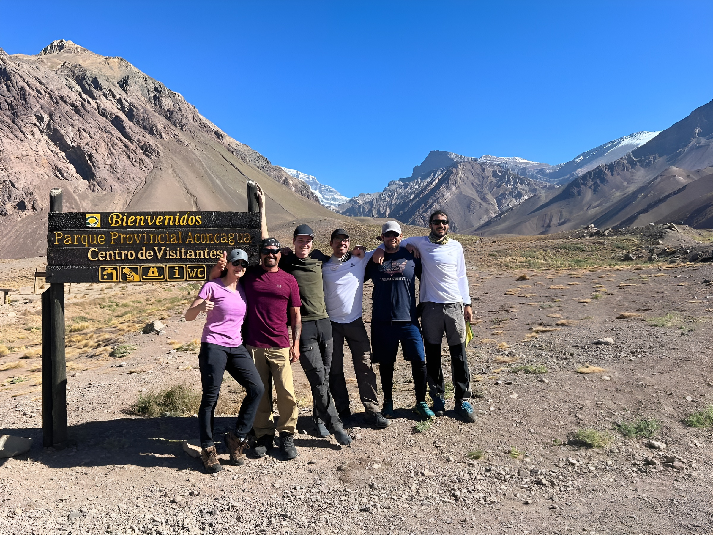 Senderistas en el valle del Aconcagua con Lanko